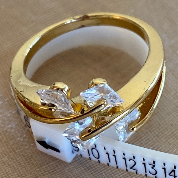 Woman’s ring 6.5 but adjustable - Picture 3 of 6